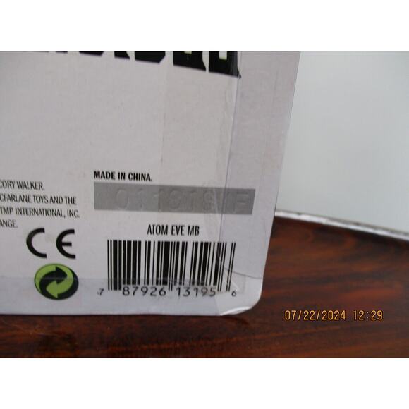 NEW Invincible ATOM EVE BLOODY Figure 2018 McFarlane Skybound Megabox Exclusive - Picture 6 of 7